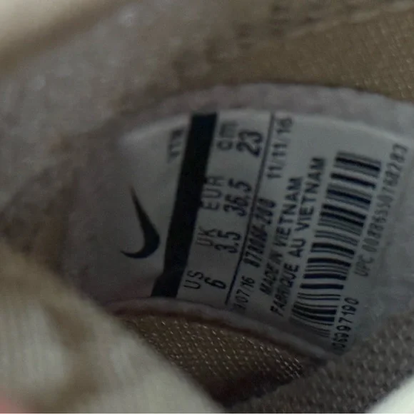 Nike Women's Presto Beige Sneakers - Picture 6 of 7